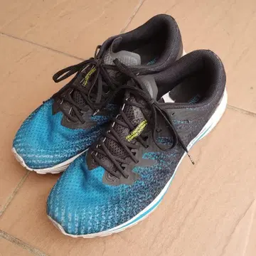 YONEX 파워 쿠션 러닝화 28cm