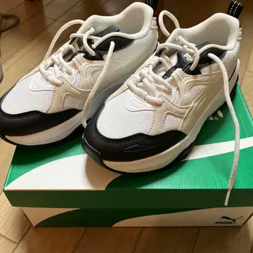 PUMA 화이트 블랙 스니커즈