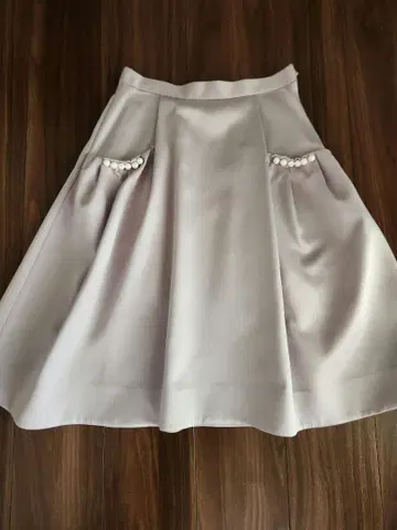 Chesty 라이트 그레이 스커트 펄 장식