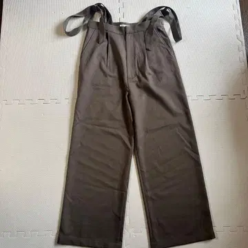 서스펜더 달린 다크 브라운 슬랙스