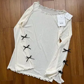 새상품 아이보리 리본이 귀여운 멜로우 긴팔 L 스트레치