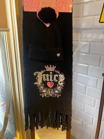 Juicy couture 머플러와 니트 모자 세트