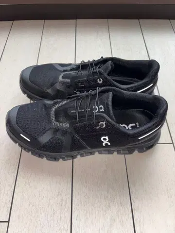 온 블랙 러닝화