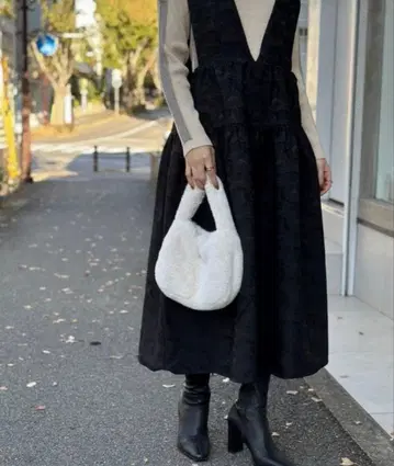 택 포함 새상품 TRANOI 트라노이 V넥 자카드 오버롤 스커트 블랙