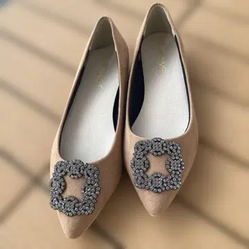 비쥬가 달린 베이지 플랫슈즈