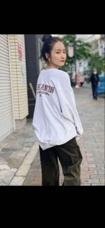 ungrid 빅 실루엣 로고 맨투맨