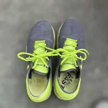 언더 아머 러닝화 그레이/라임 그린