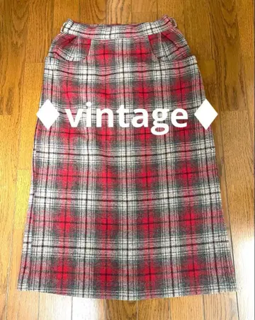 빨간색과 그레이 체크 무늬 타이트 스커트