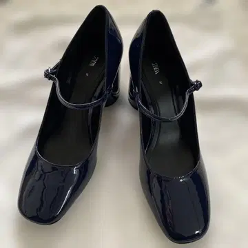 ZARA 네이비 에나멜 스트랩 하이힐