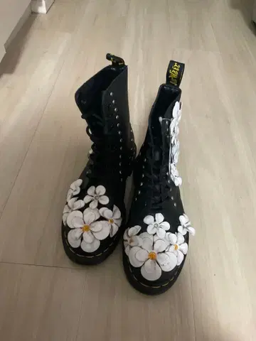 [ 레어/새상품급 ] 닥터마틴 블랙 가죽 부츠 꽃 모티브 플라워