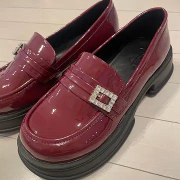 미사용 새상품 CUCCOO 에나멜 통굽 로퍼 비쥬 24.5