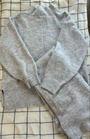 그레이 니트 긴팔 스웨터