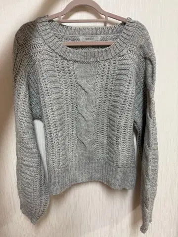 그레이 케이블 짜임 긴팔 니트 스웨터