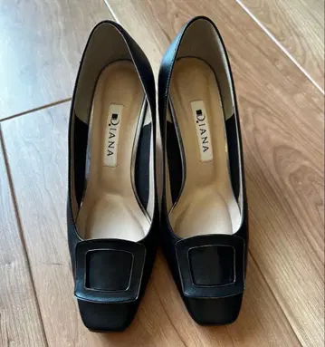 DIANA 블랙 스퀘어토 하이힐