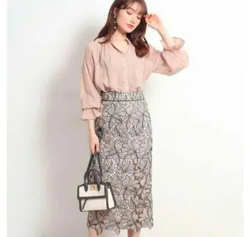 아푸와이저 리셰 배색 대꽃 레이스 타이트 스커트 2 블랙 베이지