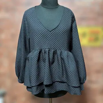 Myu 미 엠보싱 페플럼 상의