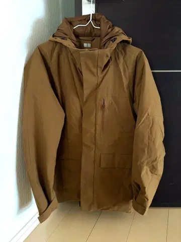 유니클로 하이브리드 다운 자켓 후드 부착