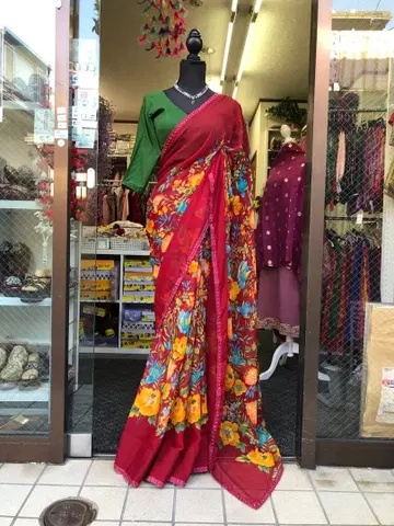 화려한 빨간색 꽃무늬 사리