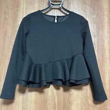 프릴 달린 블랙 긴팔 상의