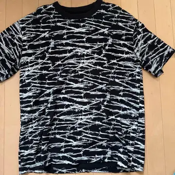 PLEASURES 유자철선 티셔츠