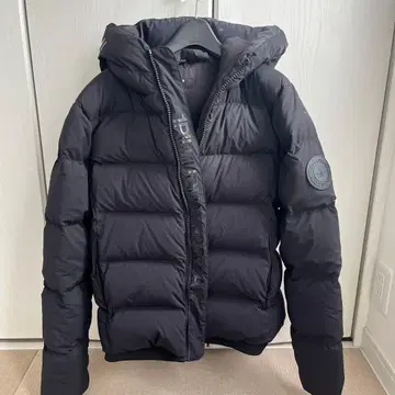 1PIU1UGUALE3 RELAX 다운 블랙 후드 부착