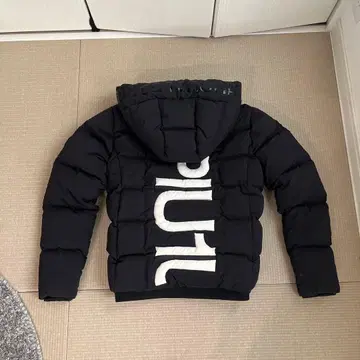 1PIU1UGUALE3 RELAX 다운 블랙 후드 부착