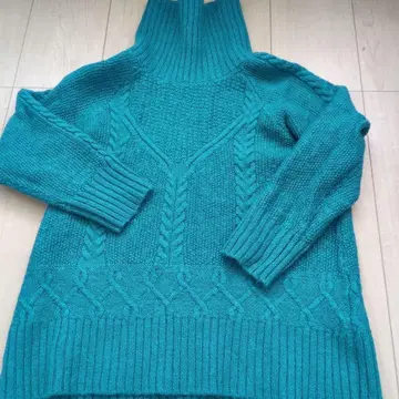 비아지오 블루 터콰이즈 V넥 케이블 짜임 니트