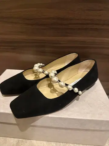 JIMMY CHOO 블랙 플랫슈즈 펄 장식
