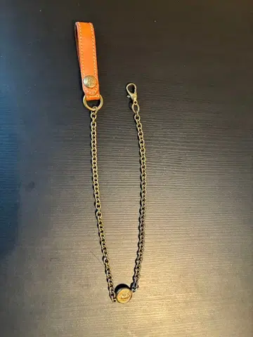 가죽과 금속의 지갑 체인