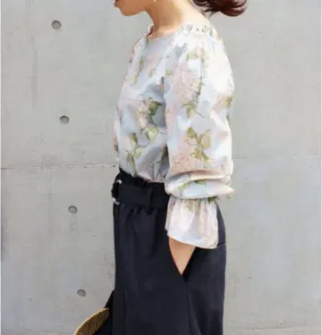 IENA 리버티 볼륨 슬리브 블라우스 꽃무늬 색스 블루 계열