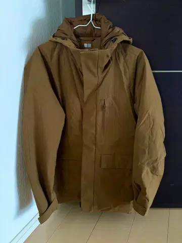 유니클로 하이브리드 브라운 후드 부착 다운 자켓