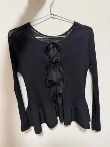 애로우즈 블랙 리본 포함 긴팔 상의