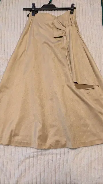 미사용 새상품 베이지 플레어 스커트 M 사이즈