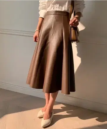 브라운 인조 가죽 플레어 스커트 무릎 기장