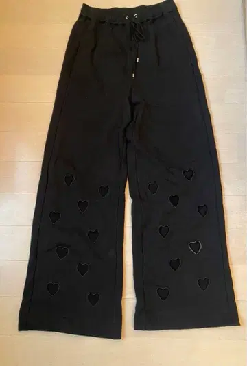 하트 모양 컷 아웃 블랙 와이드 팬츠