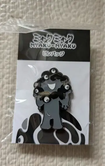 블랙 미야쿠미야쿠 핀 배지