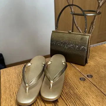 일본 의류용 샌들과 백 세트 골드