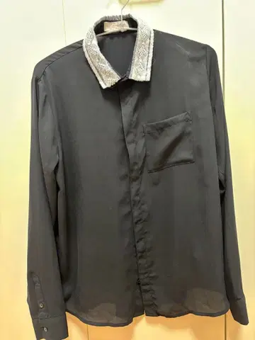 비즈 장식이 있는 블랙 긴팔 셔츠