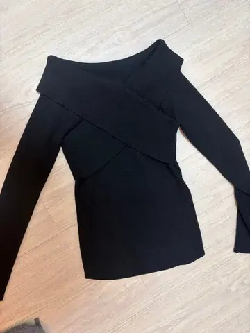 LILY BROWN 블랙 오프숄더 스웨터