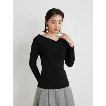 LILY BROWN 데콜테 라인 니트탑