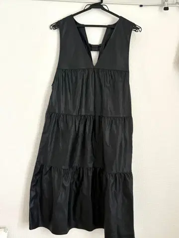 앤드러브 블랙 디어드 백리본 슬리브리스 점프스커트 원피스