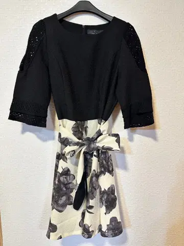 블랙과 화이트 꽃무늬 무릎 기장 원피스