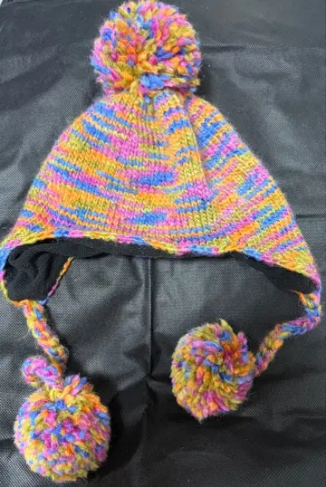 [완판템] 폼폼 포함 컬러풀 니트 모자