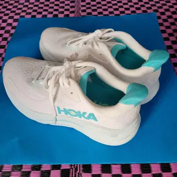 HOKA 화이트/터콰이즈 스니커즈
