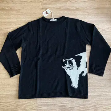 [택 포함 미사용 새상품] HIKOSEN CARA 고양이 자수 긴팔 니트