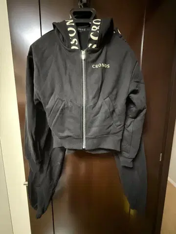 CRONOS 블랙 후드 부착 후드티와 조거 팬츠 세트