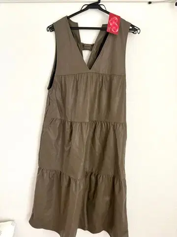 앤드러브 브라운 디어드 백리본 슬리브리스 점프 스커트 원피스