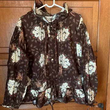 [ 핑크하우스 ] 꽃무늬 브라운 긴팔 후드 부착 상의 새상품급