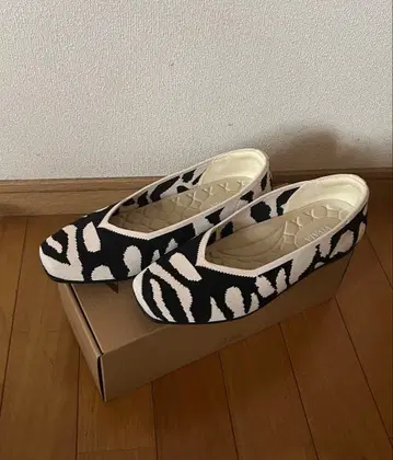 [새상품급] VIVALA 제브라 패턴 플랫슈즈 24.5