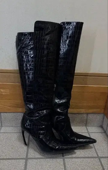 에나멜 가죽 크로코 롱 부츠 YELLO boots